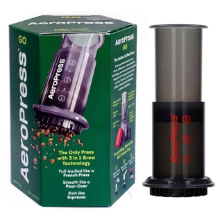 Een koffie maker van het merk Aeropress voor onderweg