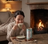 iemand die blij is met een potje van 340 gram met chai tea latte mix in de smaak vanilla